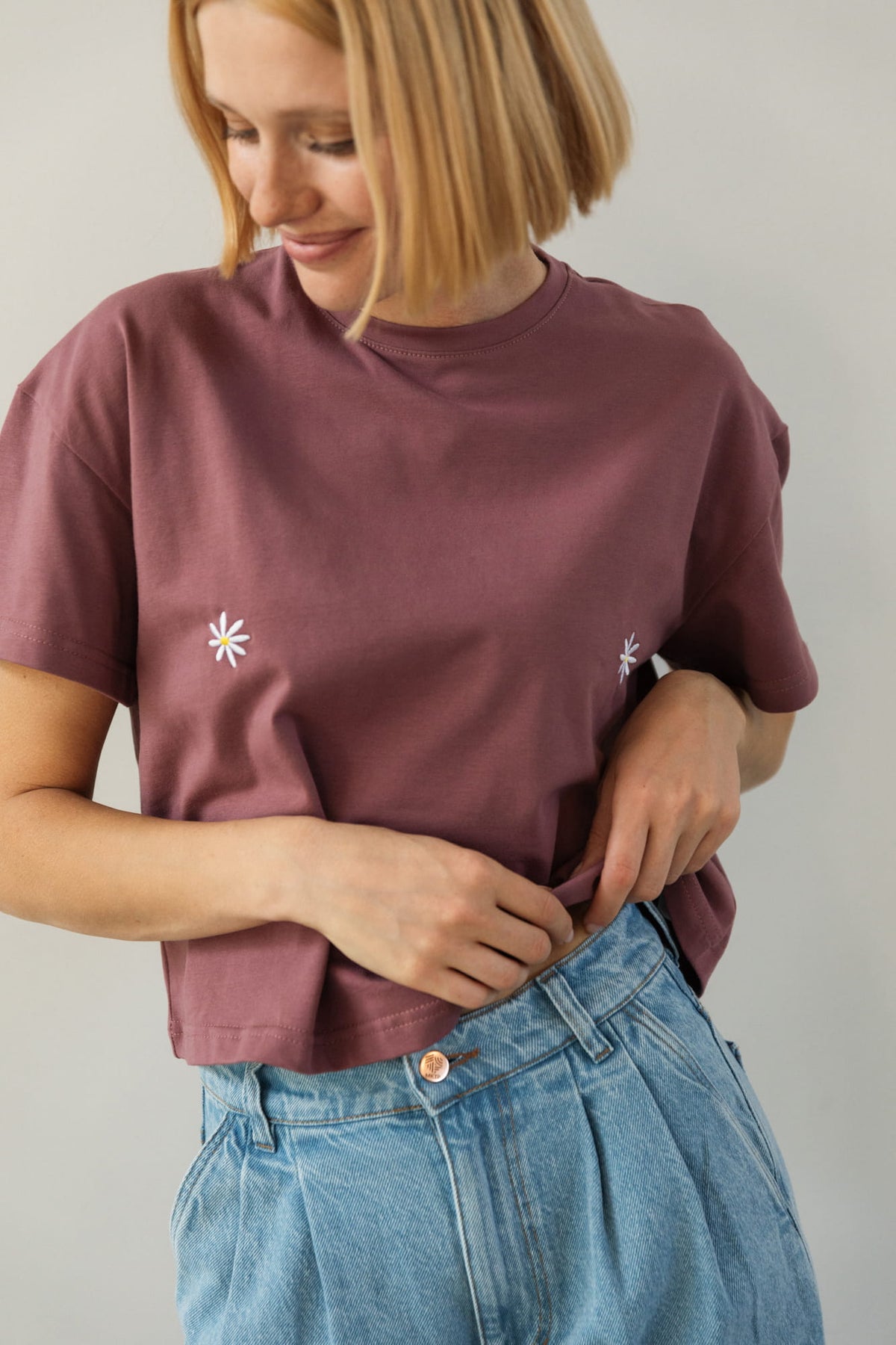 T-shirt Crop-Voilà Rose Brown Białe Stokrotki